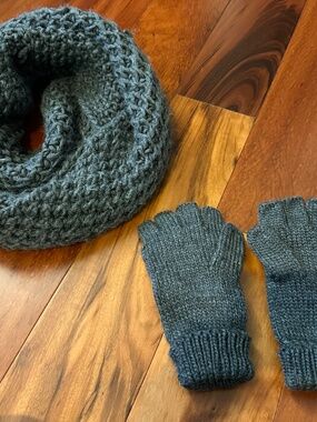 Old Navy Infinity Scarf and Finger Gloves Set